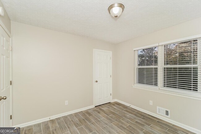 Building Photo - 68 Powder Dr