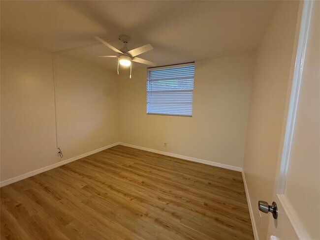 Building Photo - 689 NE 6th Ct