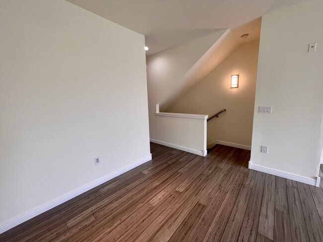 Building Photo - Issaquah Townhouse at Peregrine Point...