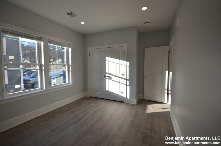 Building Photo - 120 Kenrick St