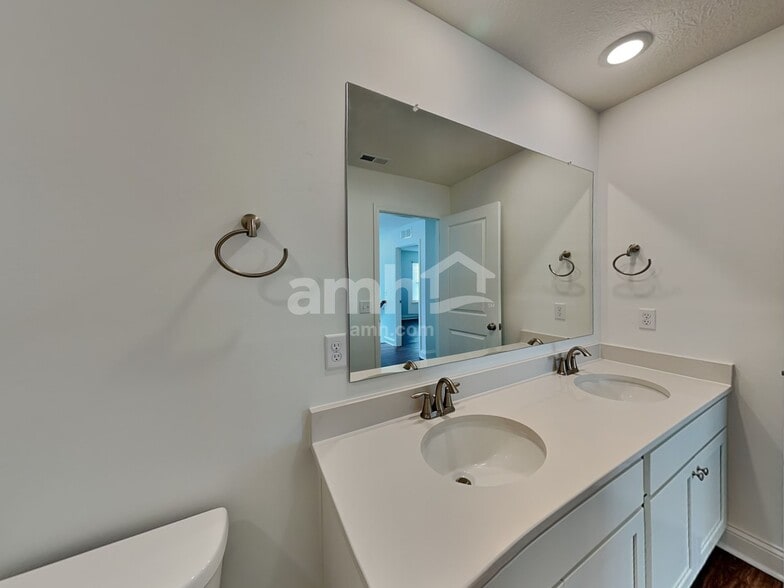 Building Photo - 8421 Northpoint Dr