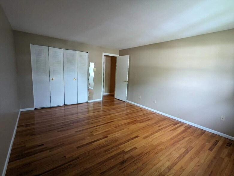 Building Photo - 262 Robin Ln