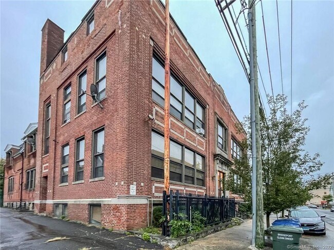 Building Photo - 325 Myrtle Ave