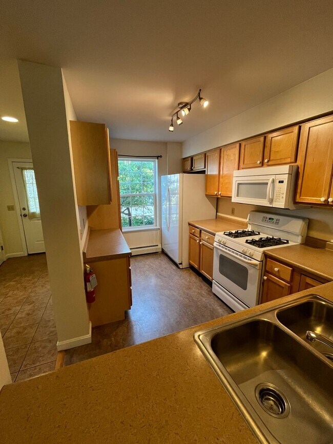 Building Photo - Spacious  South Burlington Townhouse for Rent - Available 7/1