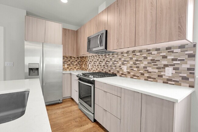 Building Photo - $3,300.00 - 2 Bedroom, 2.5 Bathroom, Rooft...