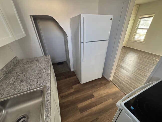 Building Photo - 321 W 5th St