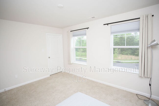 Building Photo - 32 Roberta Wy.