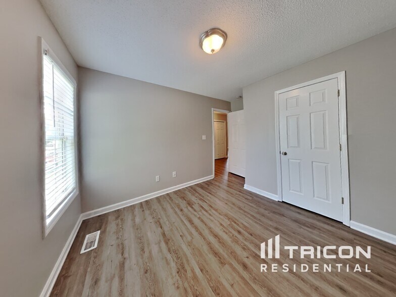 Building Photo - 2112 McKinnon Dr
