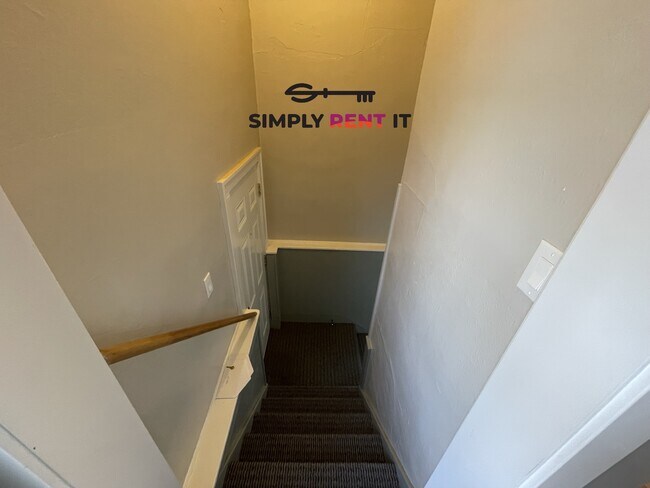 Building Photo - Renovated 2 Bedroom on Campus, Free Parkin...