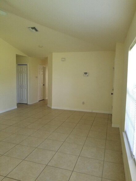 Building Photo - 4616-4618 24th St Sw