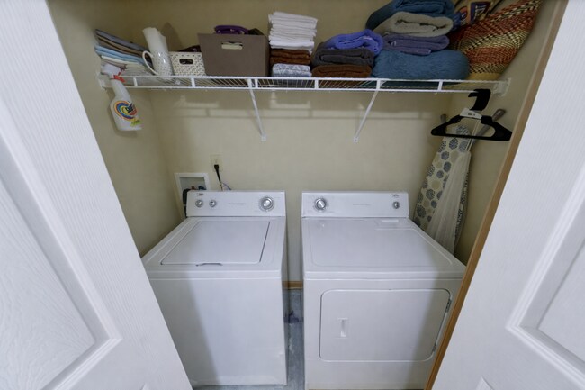 Building Photo - 3D Tour Available - Open Floor Plan + Miller Ranch Neighborhood + Community Pool + Lawn Care Prov...