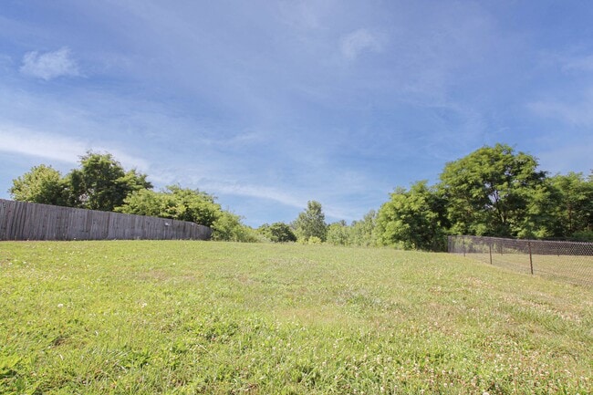 Building Photo - Three Bedroom in Autumn Creek!