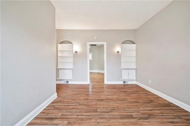 Building Photo - Charming 2-Bedroom Home with Tall Ceilings & Backyard Deck in Coraopolis