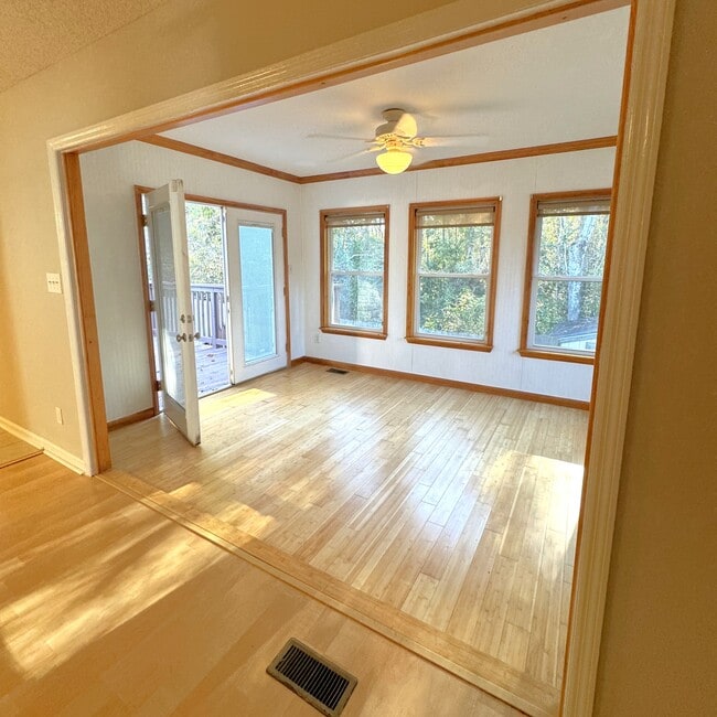 Building Photo - 961 Castlewood Dr