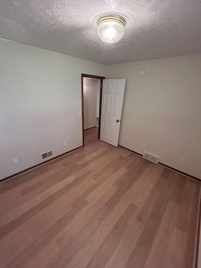 Building Photo - 963 Vos St