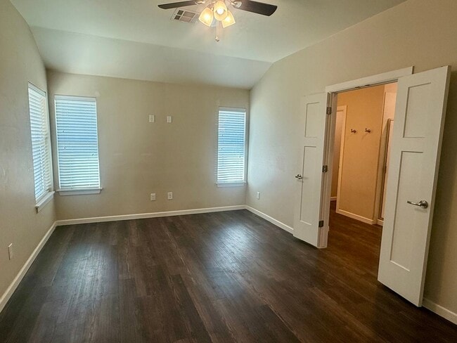 Building Photo - Large 3 Bed, 2 Bath in Beautifully Well-Maintained Neighborhood