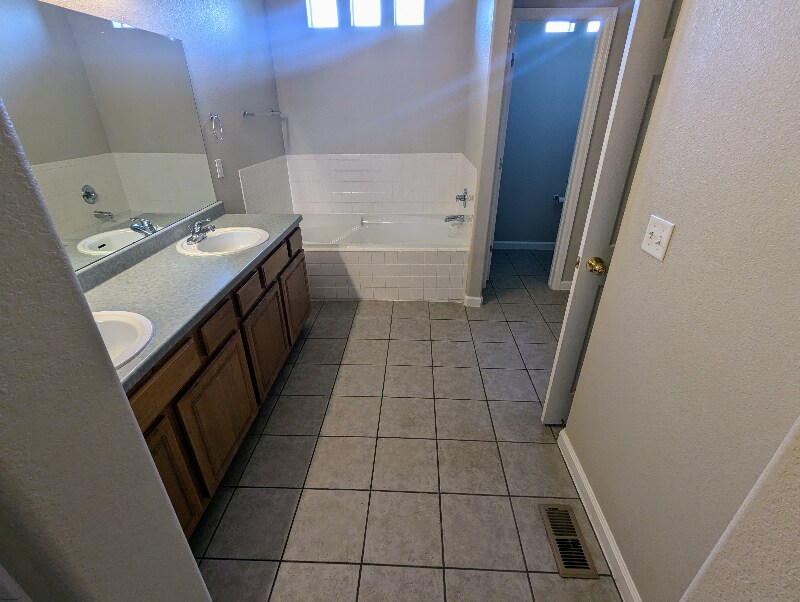 Building Photo - 2821 Willow Tree Ln