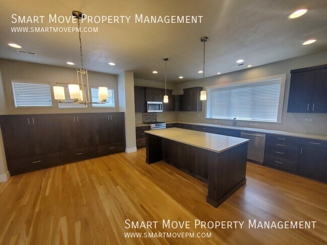 Building Photo - 3256 E Thoroughbred Ln
