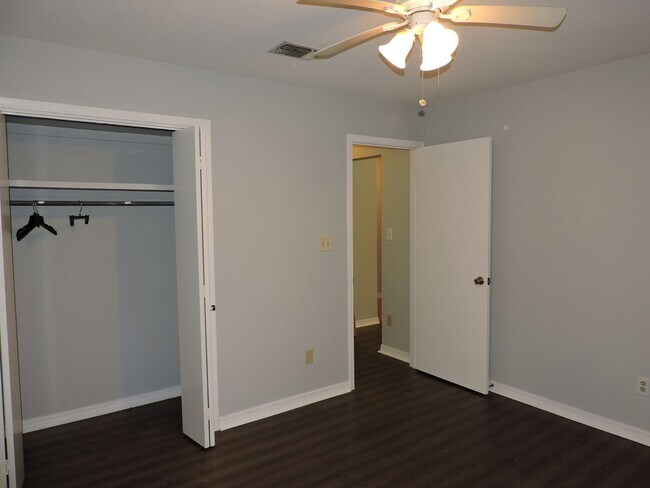 Building Photo - Convenient to interstate, schools & shopping!