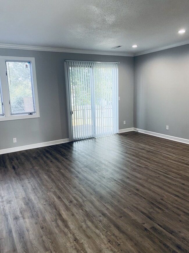 Building Photo - Coming Soon.... Spacious 3 Bedroom 2.5 Bath Townhome!!