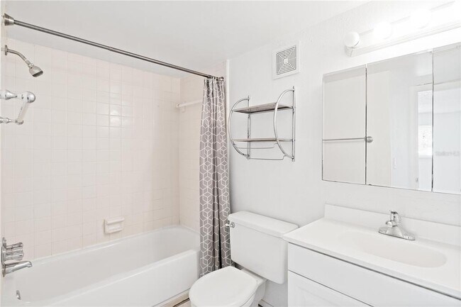 Building Photo - 920 N Lake Destiny Rd