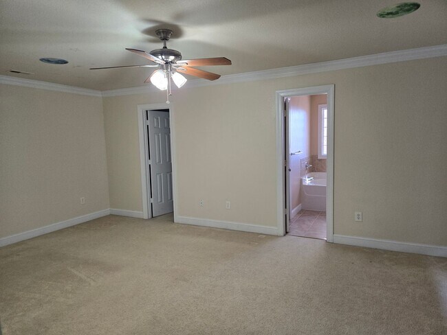 Building Photo - Lovely 3 Bedroom house near Town Center