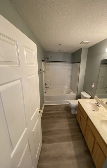 Master Bathroom1 - 785 Oakleaf Plantation Pky
