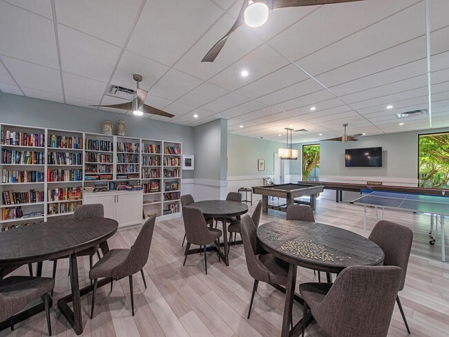 Building Photo - 555 Park Shore Dr