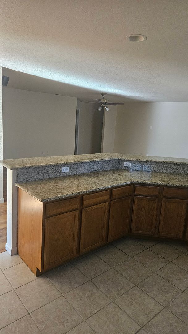 Building Photo - 4 Bedroom 2 bath Large home available Now!