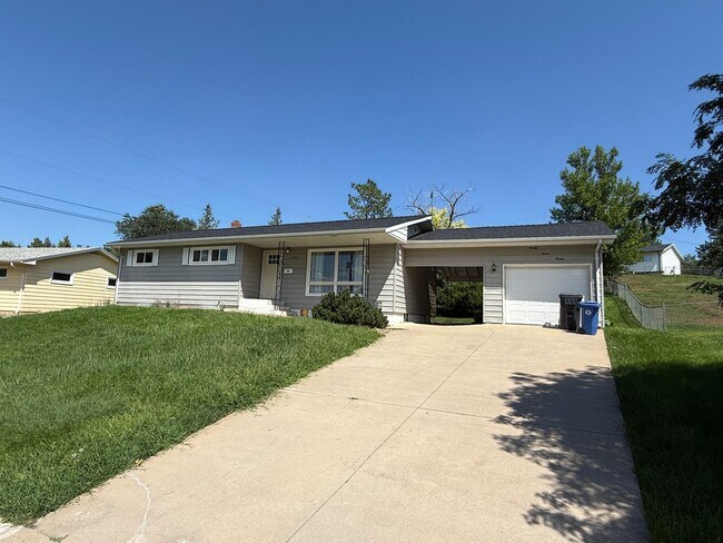 Building Photo - Golf Course Views ~ 4 Bedroom 3 Bath Home ...