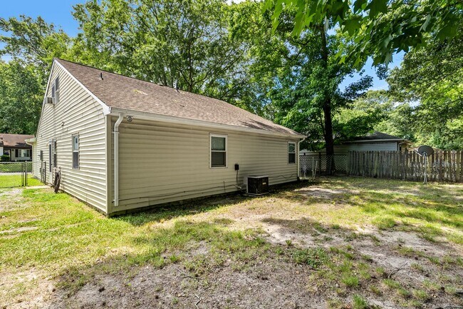 Building Photo - 4117 Rainbow Dr