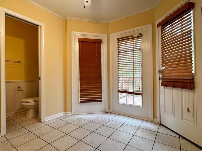 Building Photo - Briarwood Townhome close to NGIC and Hollymead Town Center!