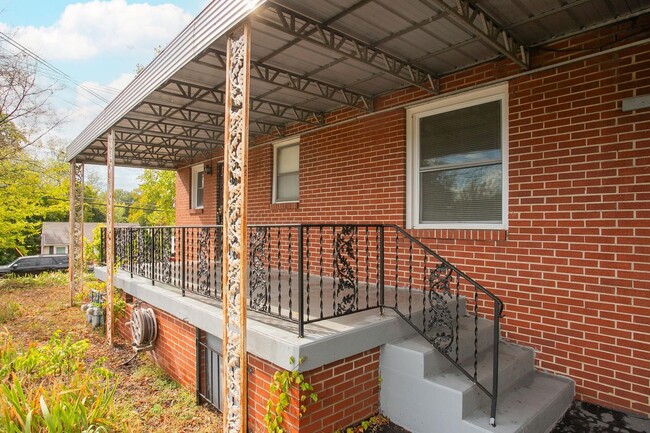 Building Photo - Charming West Nashville Home!