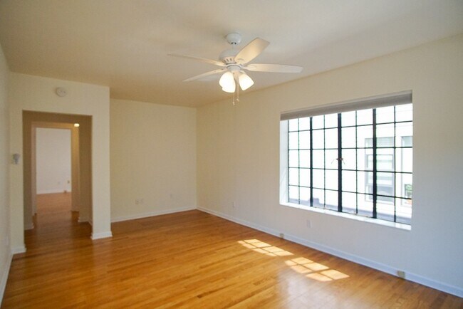 Building Photo - Fabulous 1Bdr on Mississippi Ready Late No...