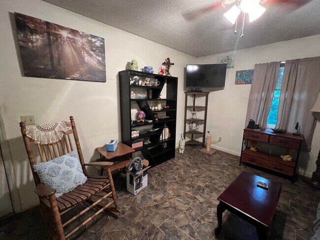 Building Photo - 631 Daris Dr