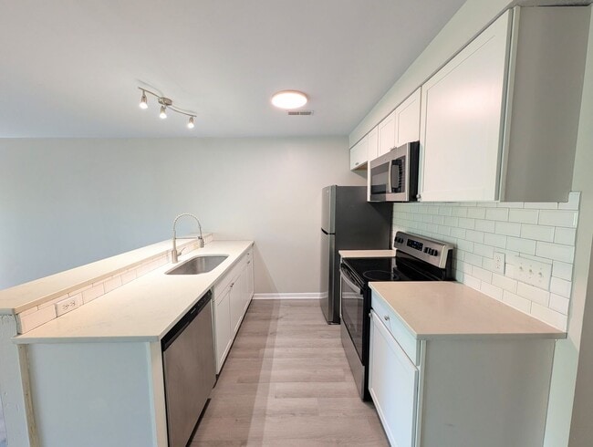 Building Photo - 3065 Huntleigh Dr