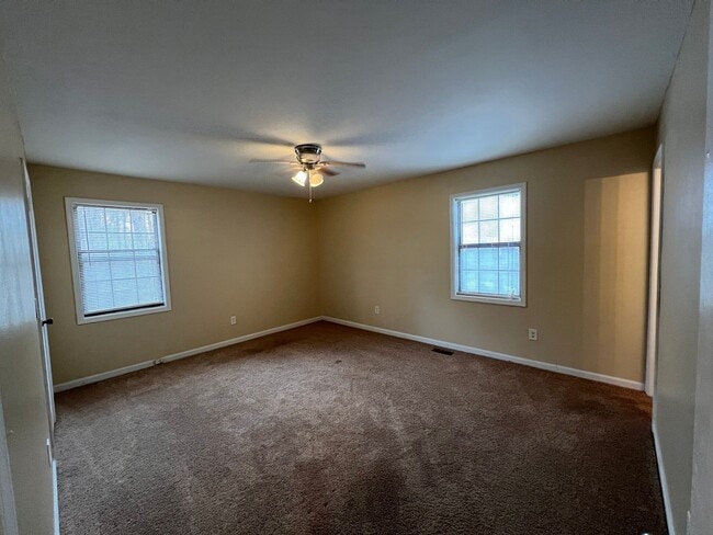 Building Photo - Great Split Level in Quiet Neighborhood!