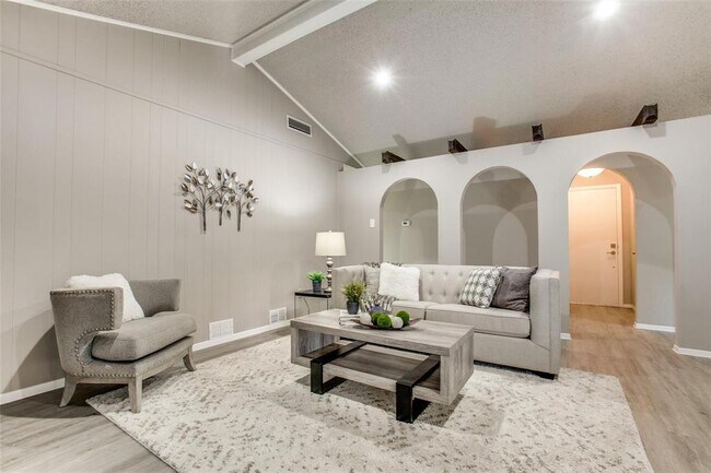 Building Photo - 2205 Richbrook Dr
