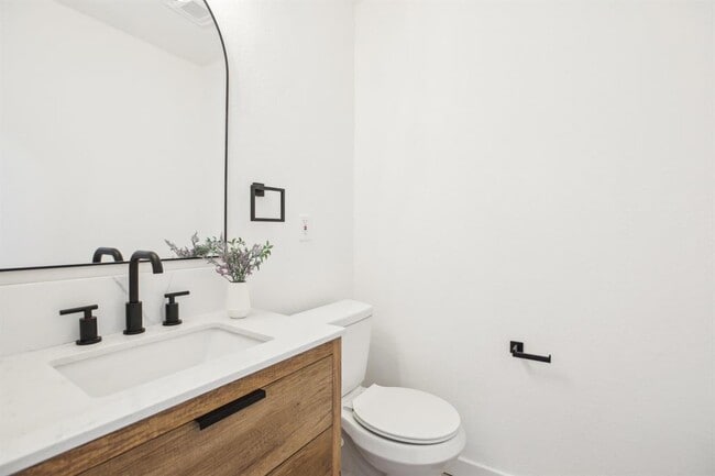 Building Photo - 2104 Malvern Hill Dr