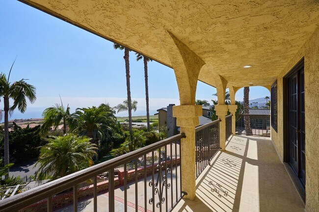 Building Photo - Aqua Vista - Entertainers Playhouse