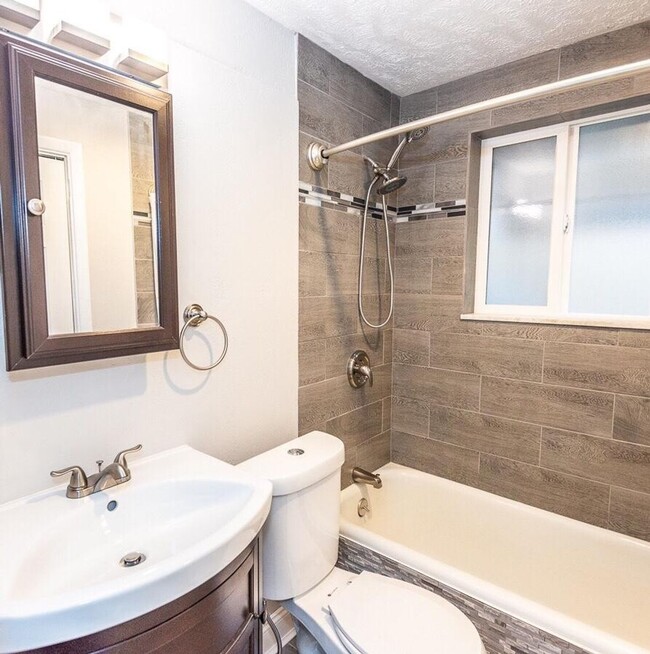 Building Photo - Stunning 5 bedroom home in Brookline available May 1!