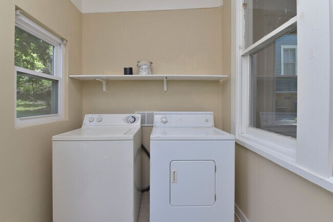 Building Photo - Charming 2 bedroom 1 bath home in Elmwood ...
