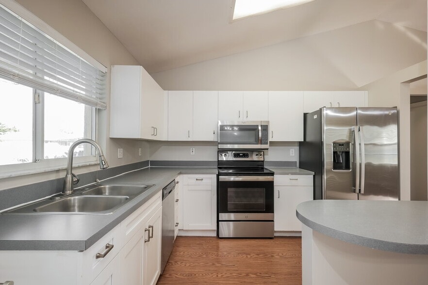 Building Photo - 3406 SW 14th Pl