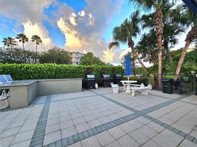 Building Photo - 2232 N Cypress Bend Dr