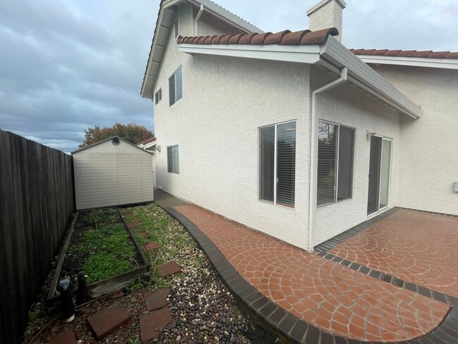 Building Photo - Broadstone neighborhood 4 bedroom home with pool!