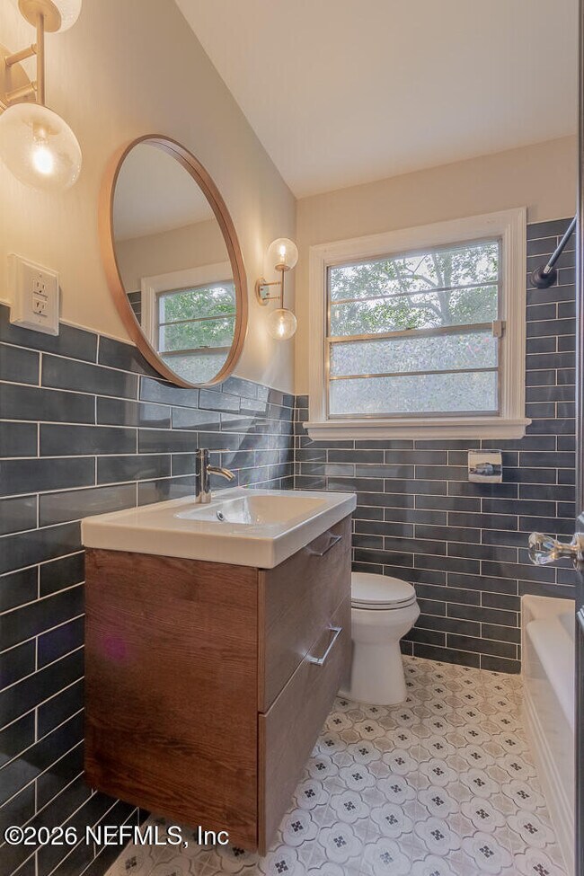 Building Photo - 1375 Menna St