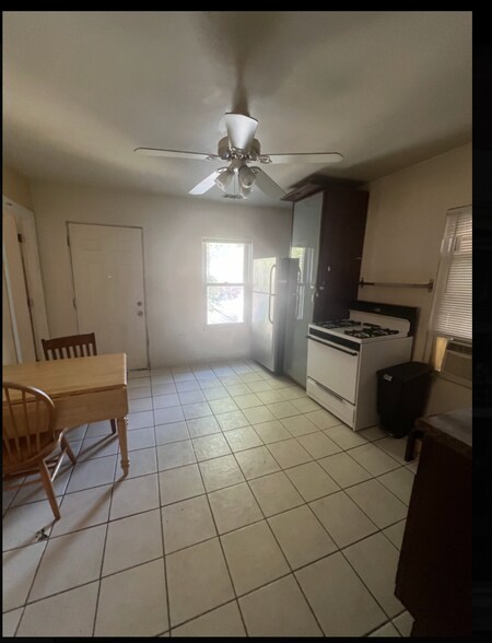 Building Photo - 821 N Hermitage Ave