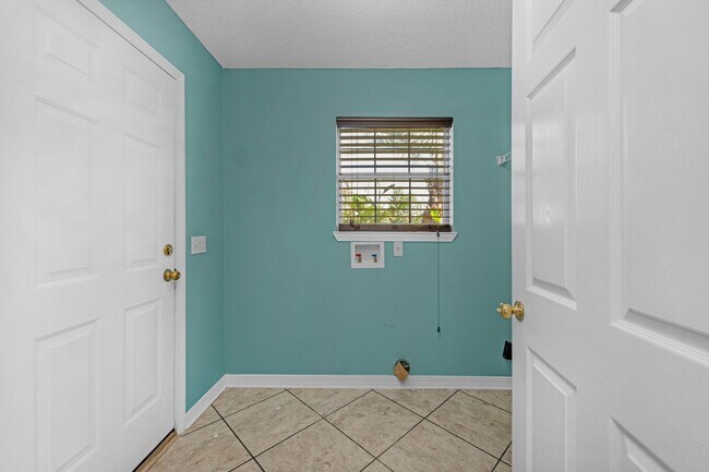 Building Photo - Spacious 3/2 w/Electricity Included Availa...