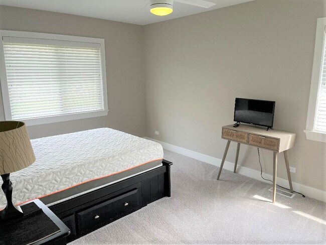 Building Photo - 1050 Southbury Ln