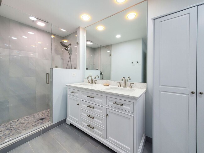 Building Photo - Minutes from Downtown Greenville in a Beautifully Remodeled Custom Home!